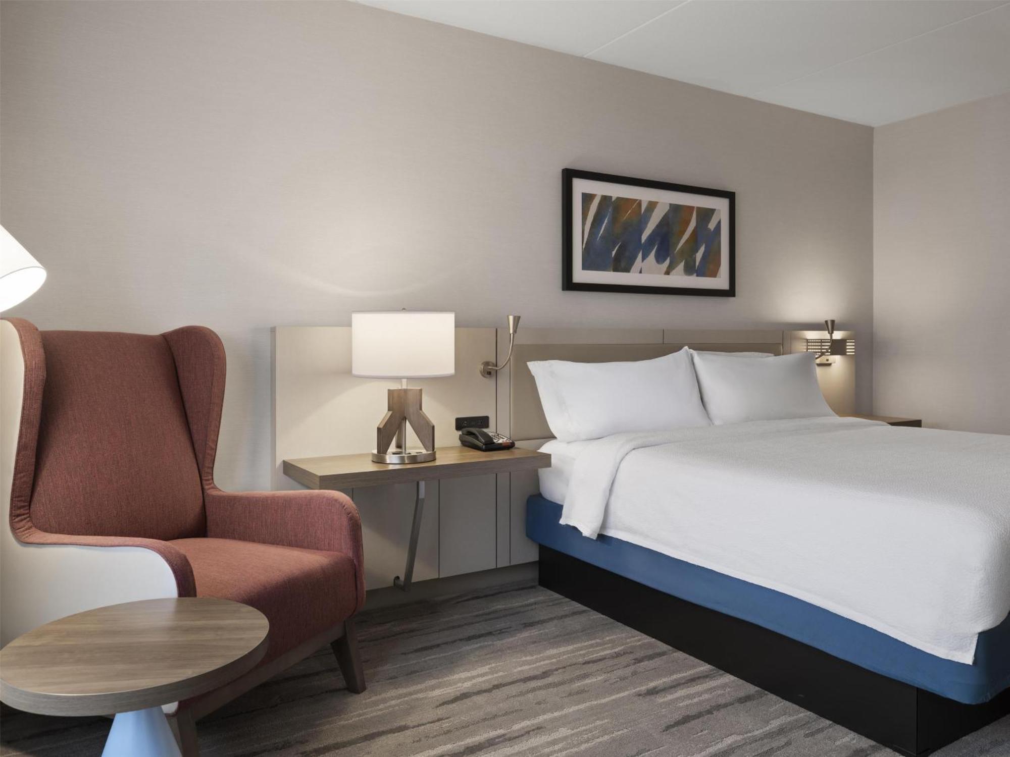 King Room with Roll-In Shower - Mobility Access